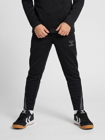Hummel Slimfit Sporthose in Schwarz: Vorderseite