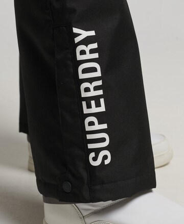 Superdry Wide Leg Sporthose in Schwarz
