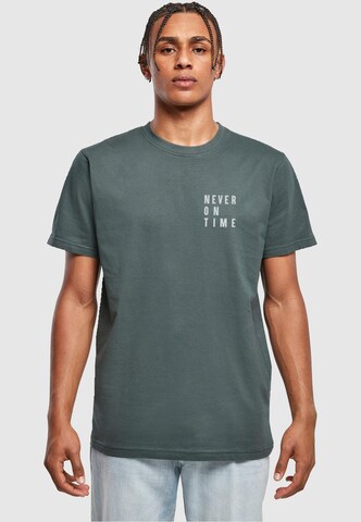 Merchcode T-shirt 'Never On Time' i grön: framsida