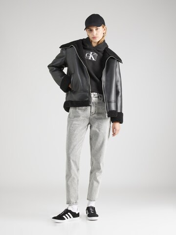 Calvin Klein Jeans Štandardný strih Džínsy 'MOM Jeans' - Sivá