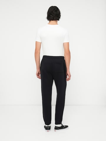 Abercrombie & FitchTapered Hlače 'ESSENTIAL' - crna boja
