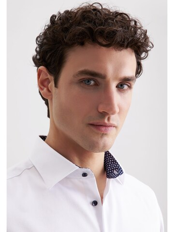 Coupe regular Chemise business SEIDENSTICKER en blanc