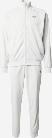 ADIDAS ORIGINALS Joggingová souprava 'TECH ESS' – šedá: přední strana
