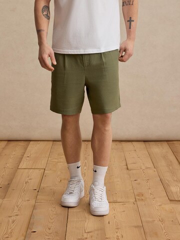 DAN FOX APPAREL Regular Shorts 'Alan' in Grün: predná strana