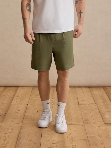 regular Pantaloni con pieghe 'Alan' di DAN FOX APPAREL in verde: frontale