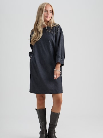 Peppercorn - Vestido 'Silva Selda' en azul