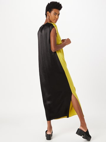 Robe Warehouse en jaune