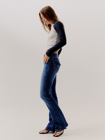 Bershka Boot cut Jeans in Blue