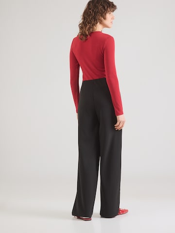 ABOUT YOU Loosefit Ráncos nadrág 'Marica' - fekete