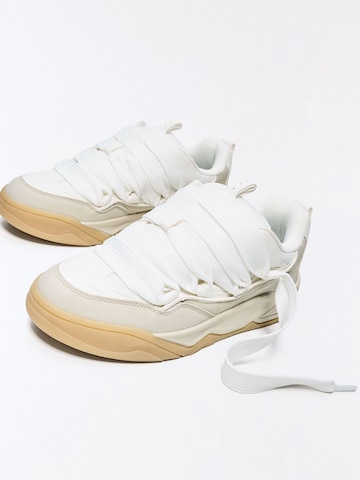 BershkaNiske tenisice - bež boja