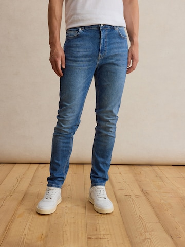 DAN FOX APPAREL Слим фит Дънки 'Lian' в синьо: отпред