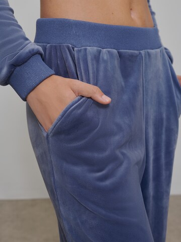 Loosefit Pantalon 'Candle Lite Glow' florence by mills exclusive for ABOUT YOU en violet
