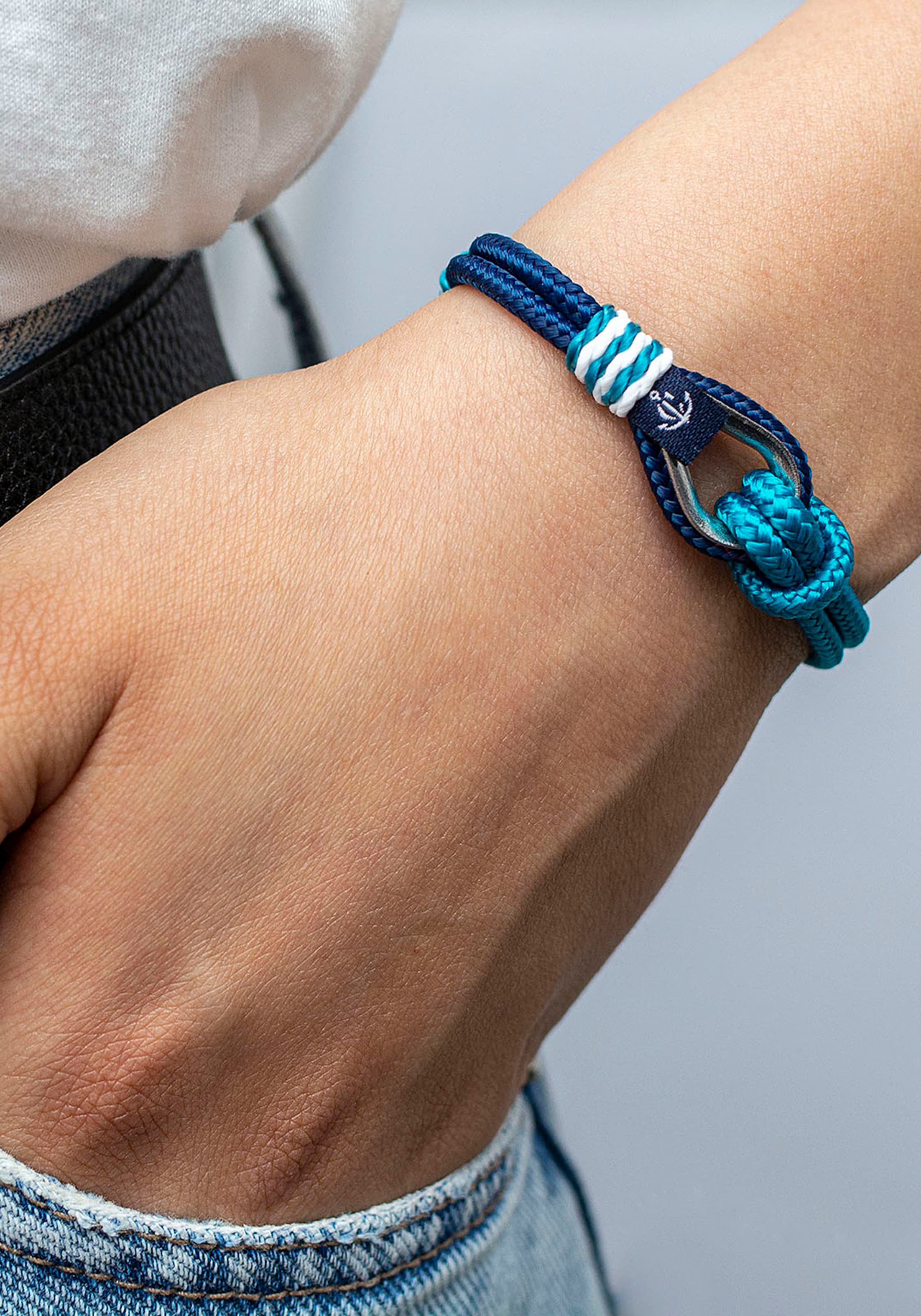 Голубые браслеты на руках. Голубые браслеты на руках. Голубые браслеты на парне. Браслет морская волна. Голубые браслеты на руках.