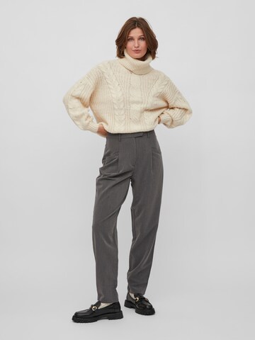 VILA Regular Pleat-front trousers 'Louanna' in Grey