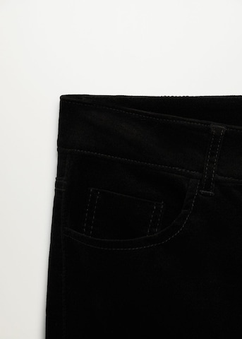 Flared Pantaloni 'Velvet' di MANGO in nero