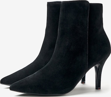 LLOYD Ankle Boots in Black: front