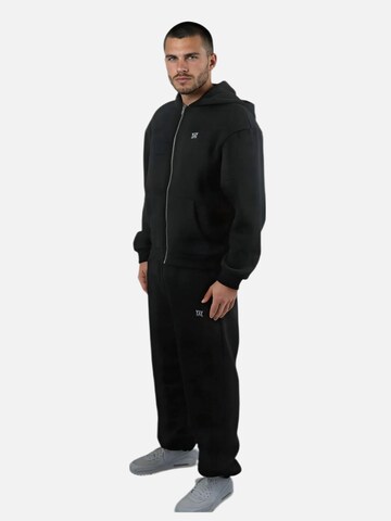 HEFTYKA Zip-Up Hoodie in Black
