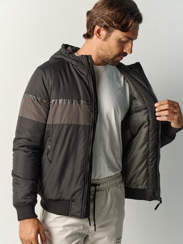 KOROSHI - Chaqueta de entretiempo en negro
