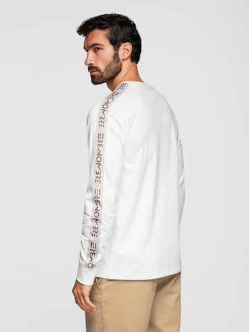 Tricou de la Ombre pe alb