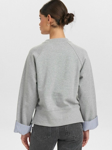 NÜMPH Collegepaita 'NUZARI' värissä harmaa