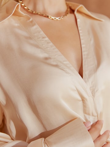 Camicia da donna 'Bianca' di Ema Louise x ABOUT YOU in beige