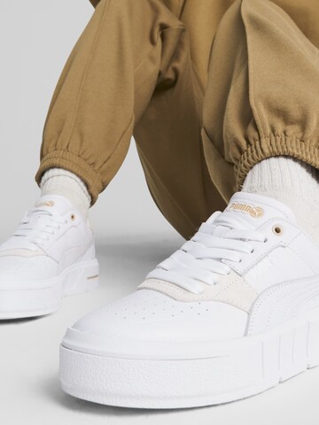 Baskets basses PUMA en blanc : devant