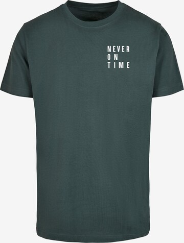 Merchcode T-shirt 'Never On Time' i grön: framsida