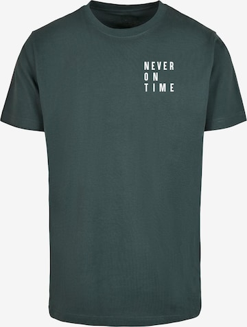 Merchcode T-Shirt 'Never On Time' in Grün: predná strana