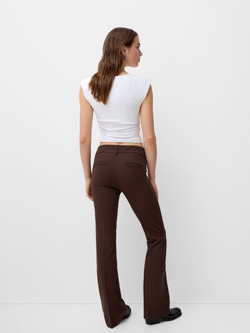 Flared Pantaloni con piega frontale di Bershka in marrone
