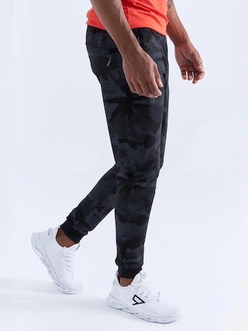 Skinny Pantaloni sportivi di Tommy Life in nero