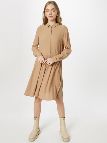 Robe-chemise 'BINDIE' minimum en marron : devant