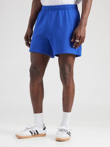 ADIDAS ORIGINALS Široke hlačnice Hlače 'ESS' | modra barva: sprednja stran