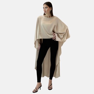 Elara Cape in Beige: front