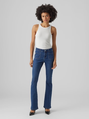 VERO MODA Flared Jeans 'Peachy' in Blauw