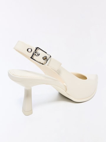 Escarpins à bride arrière Bershka en blanc