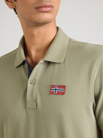NAPAPIJRI T-shirt 'EMIRA' i grön
