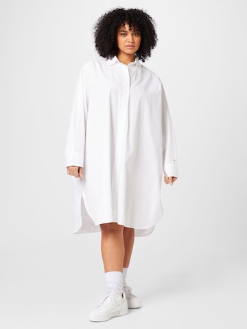 Tommy Hilfiger Curve - Vestido camisero en blanco: frente