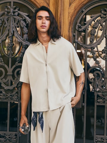 Fit confort Chemise Bershka en gris : devant