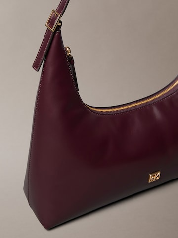 Calvin Klein - Bolso de hombro en rojo