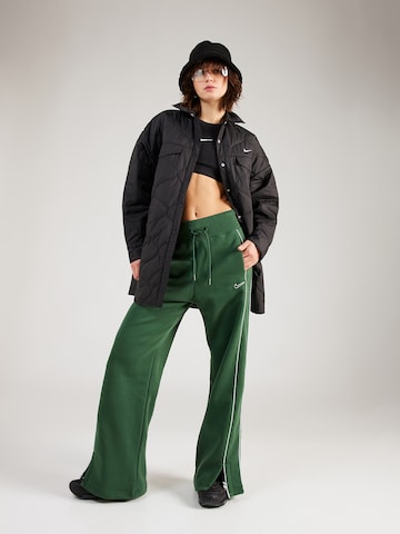 Nike Sportswear Široke hlačnice Hlače 'FLC PHX' | zelena barva