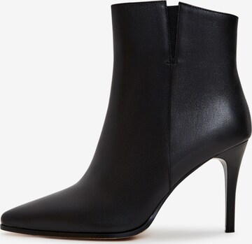 CESARE GASPARI Booties in Black: front