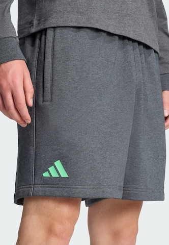 ADIDAS PERFORMANCE - Loosefit Pantalón deportivo 'Mercedes-Benz AMG Petronas Formula One Team' en gris
