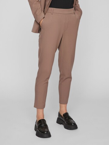 Coupe slim Pantalon 'Varone' VILA en marron : devant