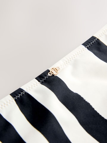 Next Bikinihousut värissä musta