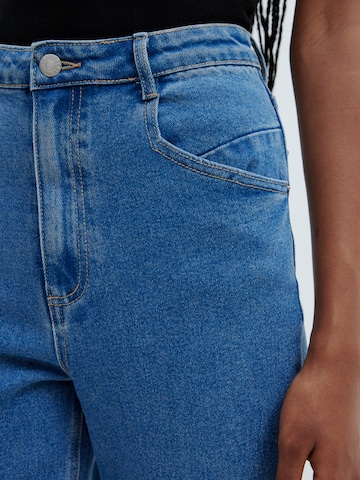 EDITED Slimfit Jeans 'Jeylana' i blå