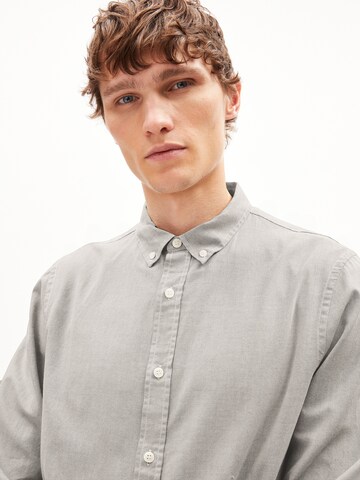 Coupe regular Chemise 'QUAASA' ARMEDANGELS en gris