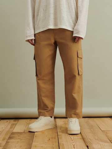 DAN FOX APPAREL - regular Pantalón plisado 'Matti' en marrón: frente