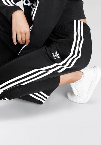 ADIDAS ORIGINALSLoosefit Hlače 'Adicolor Wide' - crna boja