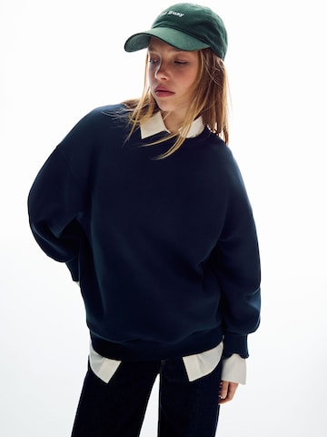 Bershka Суичър в синьо: отпред