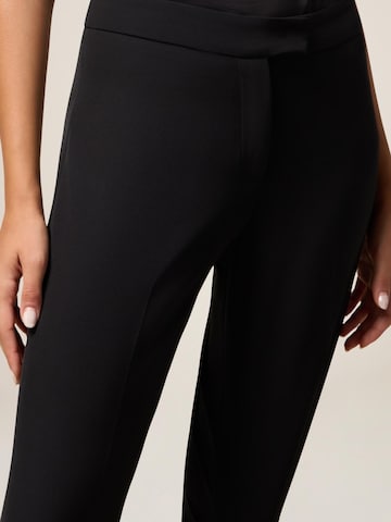 oltre Regular Trousers in Black